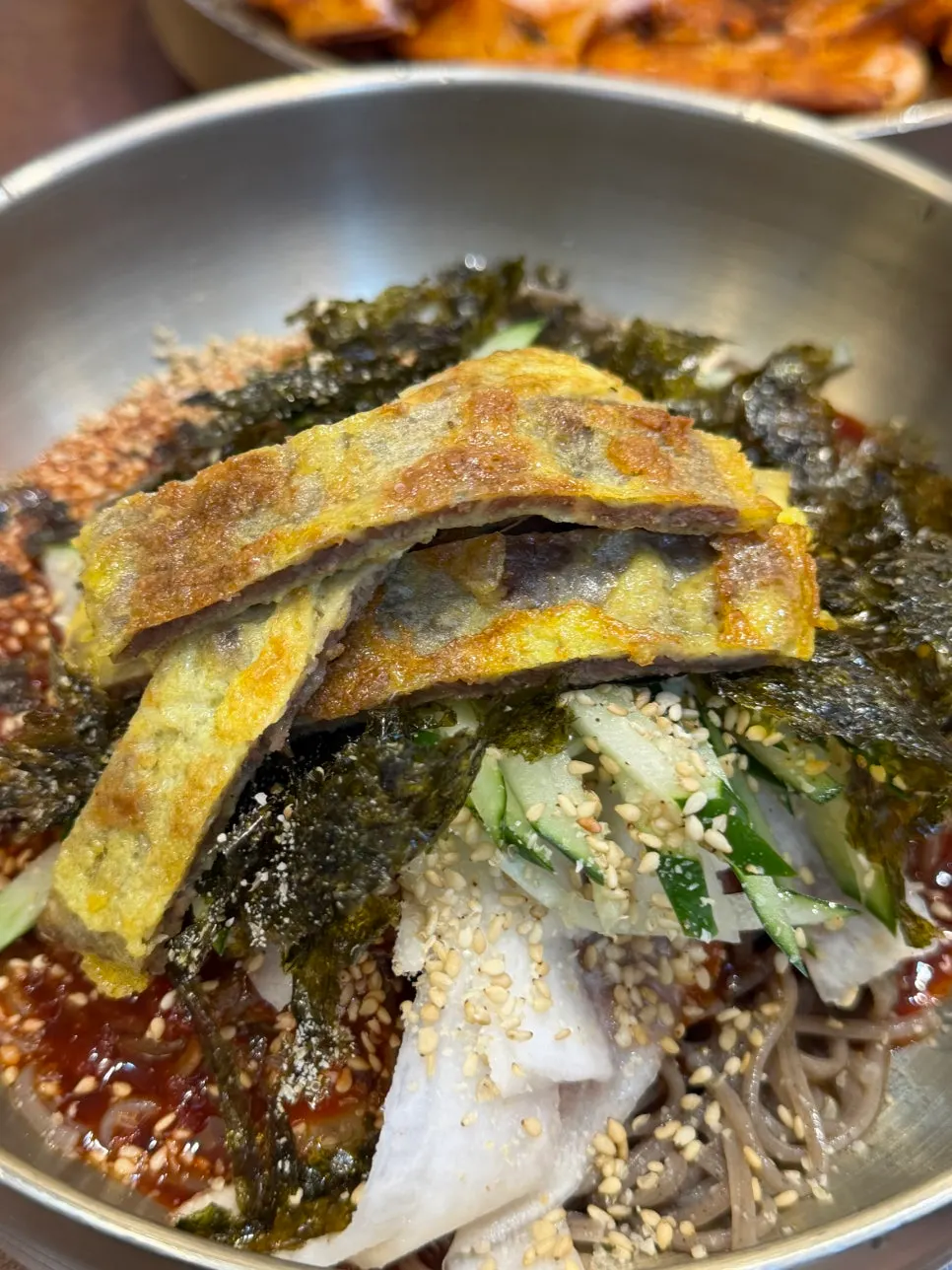 접시를 꽉 채운 해물김치전