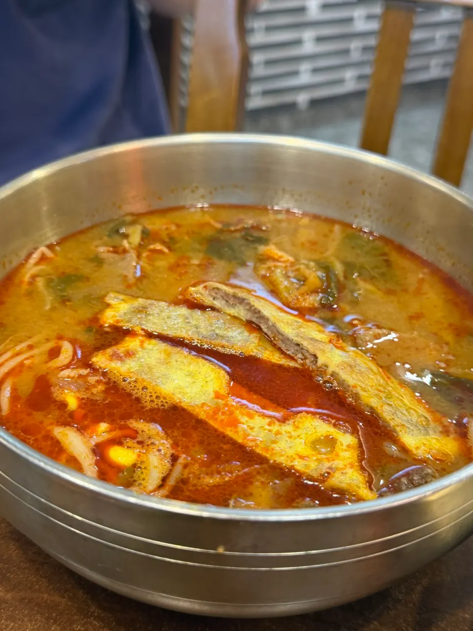 김과 육전을 올린 육전비빔막국수