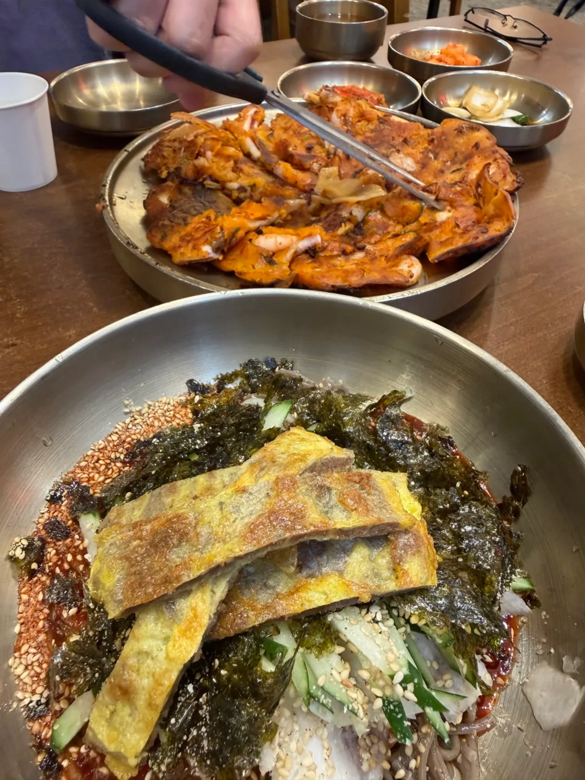 해물김치전과 육전국밥, 막국수를 함께 차린 상