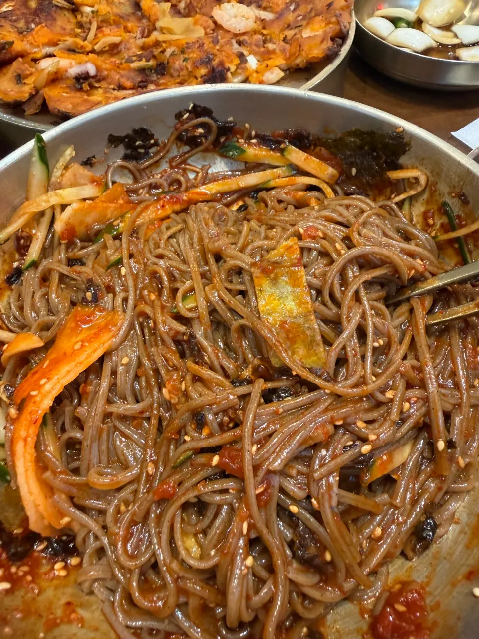 김치 두 종류와 양파절임 밑반찬