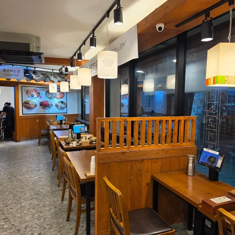 깔끔하게 정돈된 육전국밥 서교점 내부 좌석