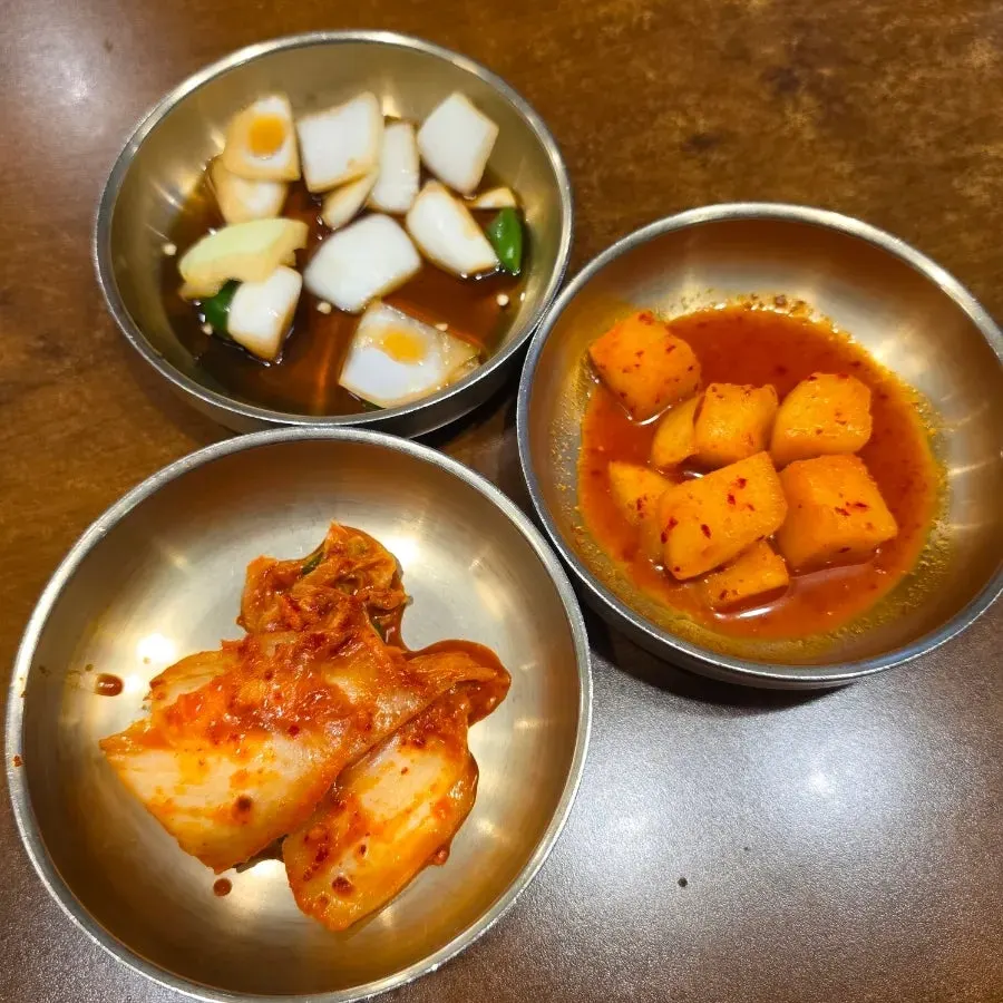 김치와 깍두기, 간장소스로 차려진 기본 반찬