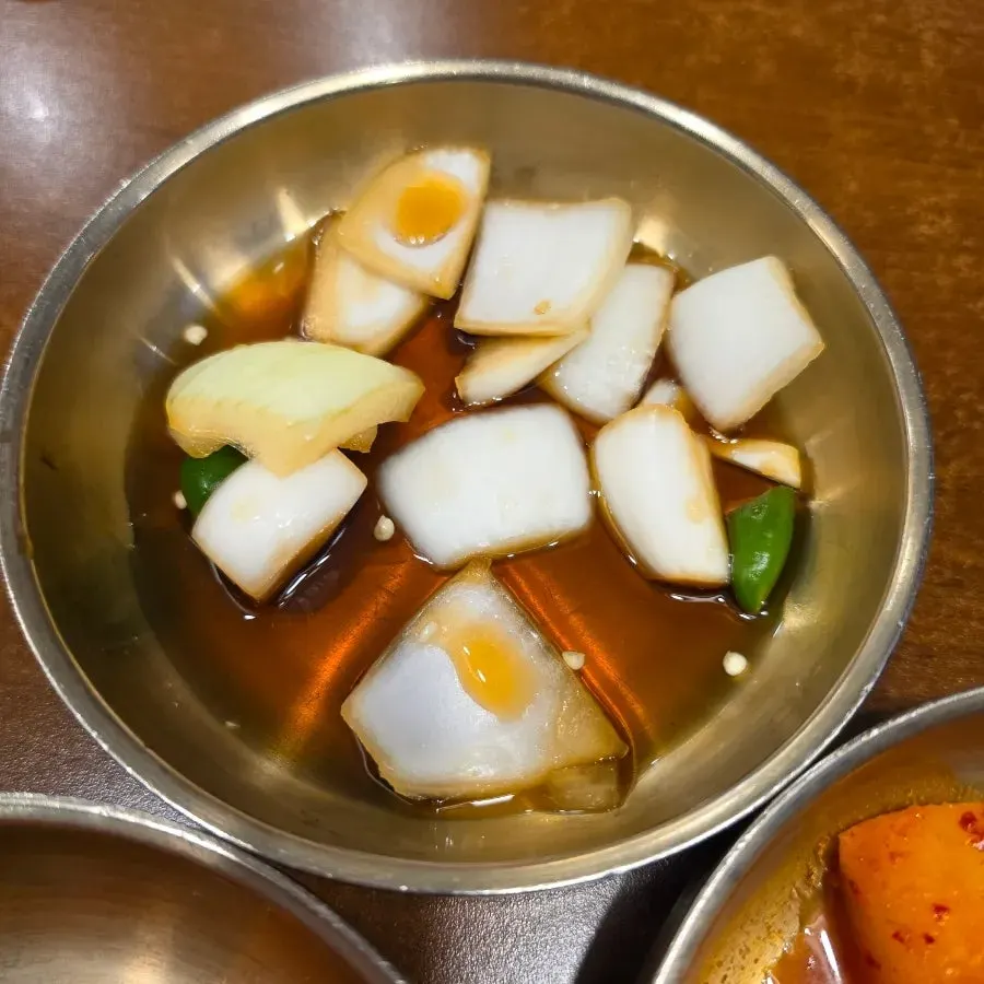 뜨끈한 국밥 위의 육전 클로즈업