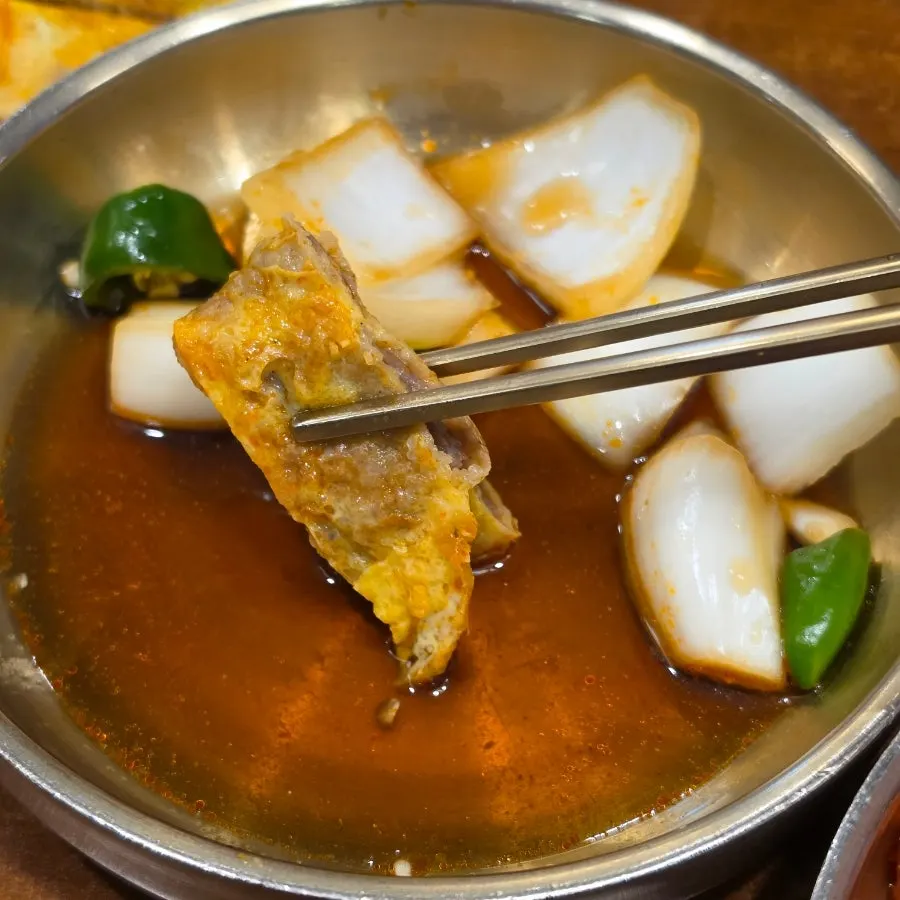 국물에 적신 육전 한 점