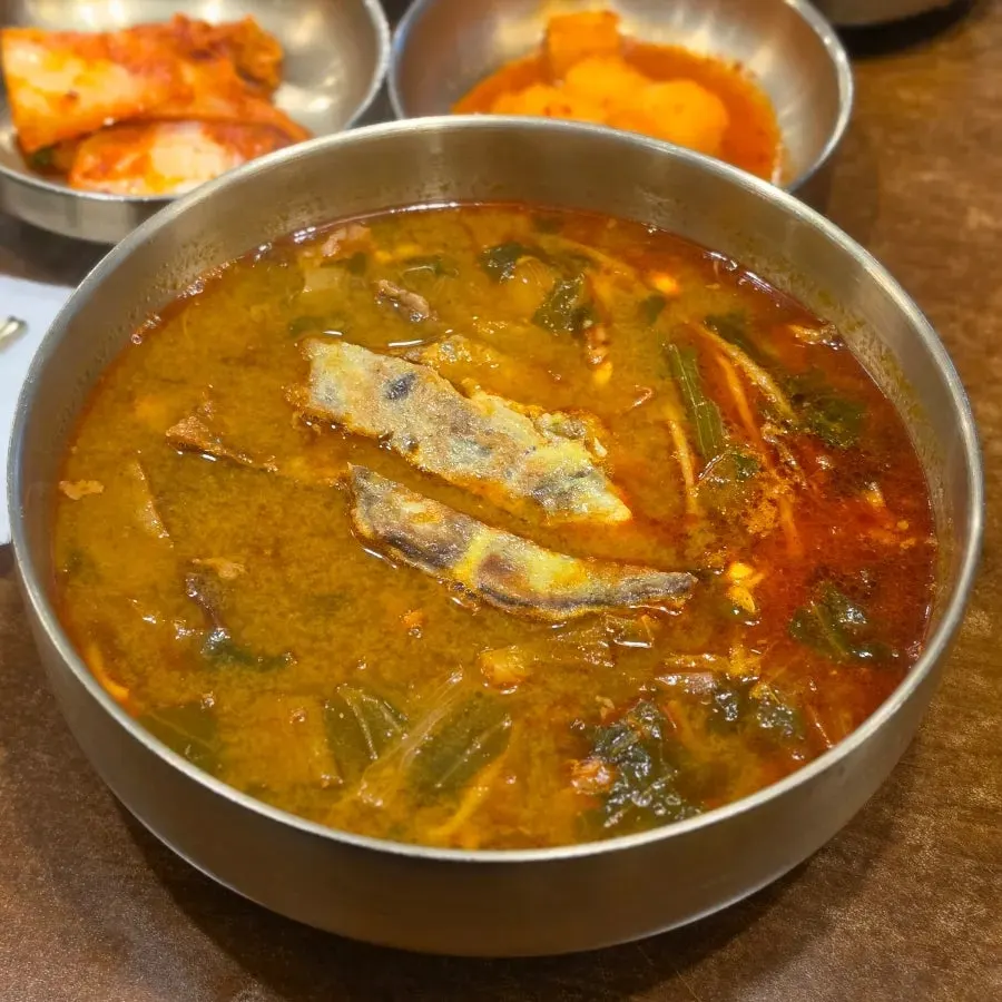 콩나물과 우거지가 올라온 국밥 건더기