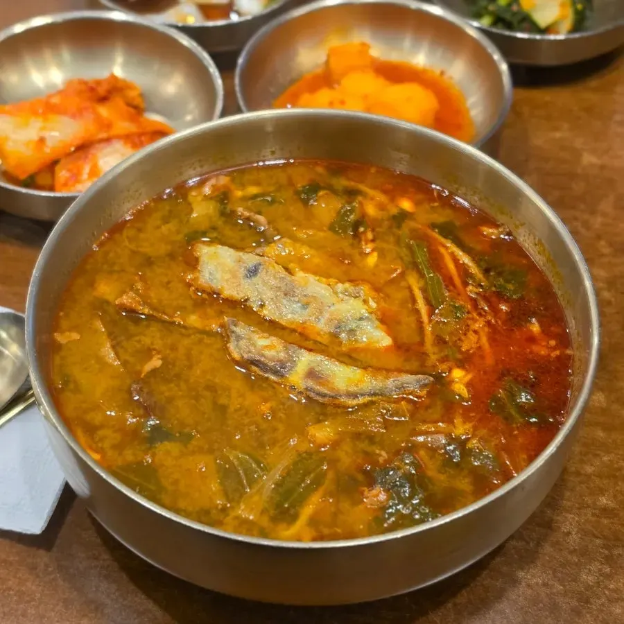 숟가락으로 뜬 국밥 건더기