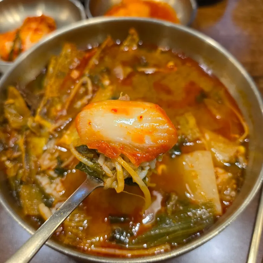 육전과 국밥을 함께 먹는 모습