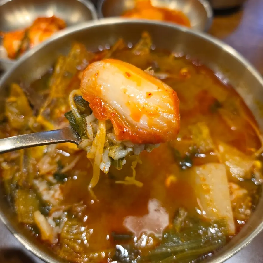 육전국밥 특과 반찬이 놓인 식탁