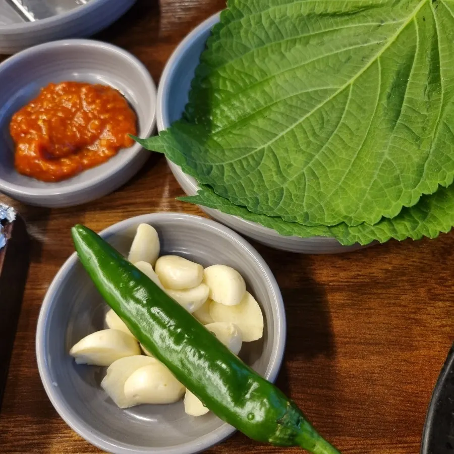 떡과 버섯이 올라간 매운맛 등갈비찜