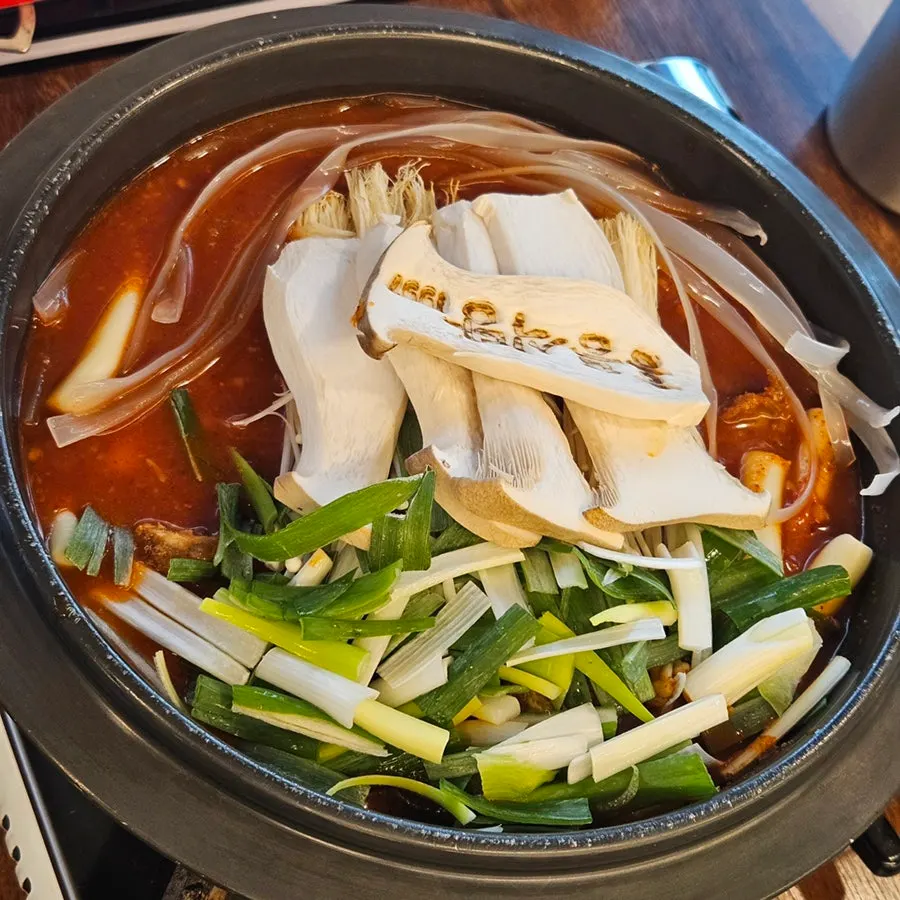 Mild-level spicy braised pork ribs with rice cake and glass noodles