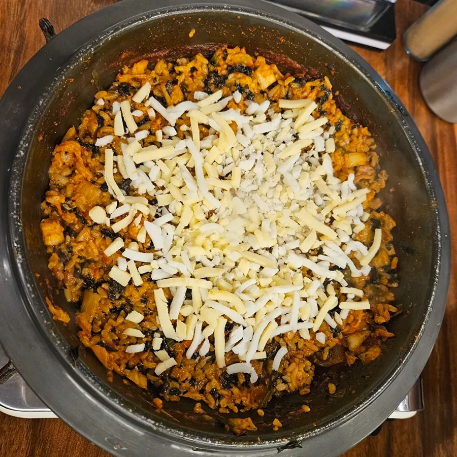 Fried rice with added cheese made from the braised pork ribs sauce