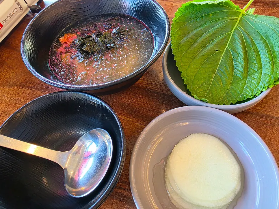 살얼음 도토리묵과 쌈무, 깻잎 밑반찬