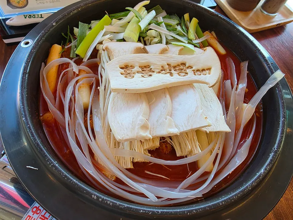 넓적당면과 버섯이 올라간 매운등갈비찜 한 냄비