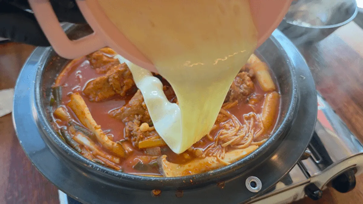 사장님이 직접 부어주는 치즈폭포