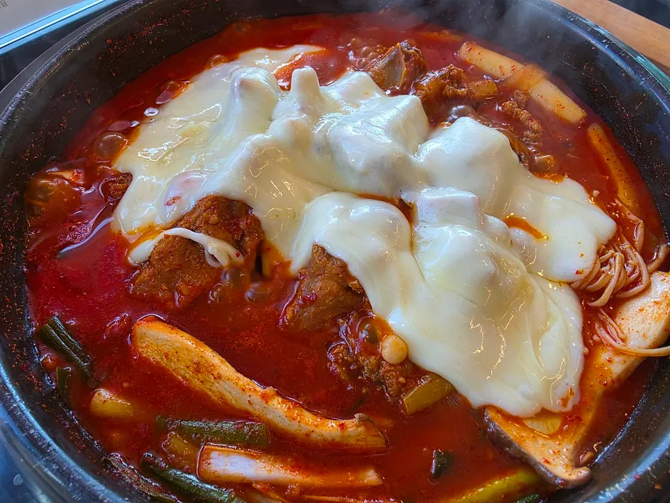 치즈가 가득 덮인 매운등갈비찜