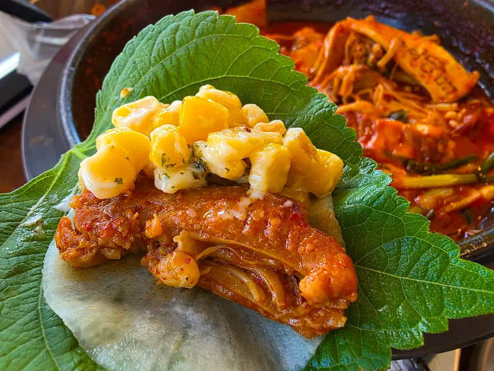 깻잎과 쌈무에 등갈비와 콘치즈를 올린 쌈