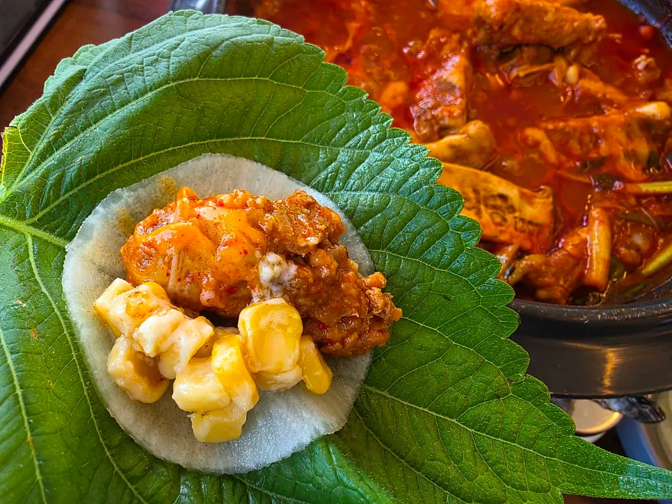 쌈무에 올린 등갈비 한 점