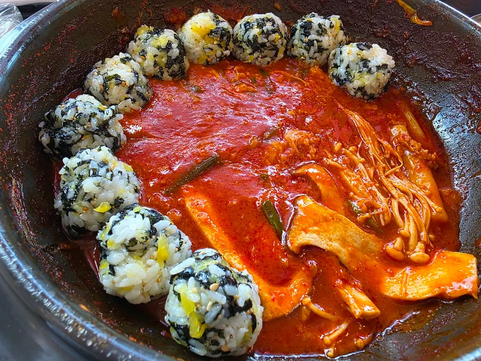 꾸덕해진 치즈 양념에 찍은 주먹밥
