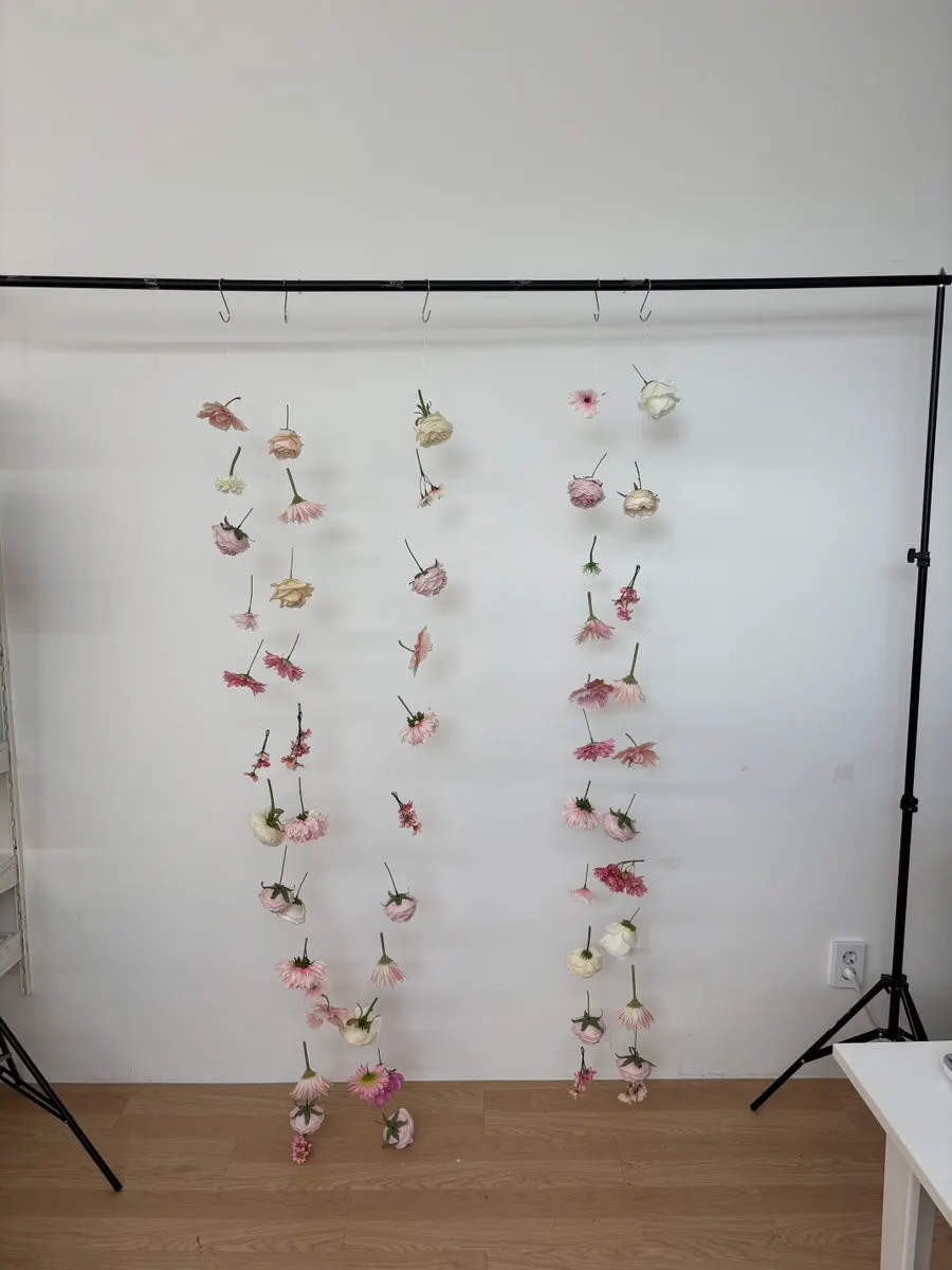Commemorative photo using shooting props