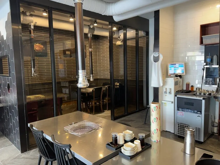 Clean interior seating at Hong-i-jip Ilgwang