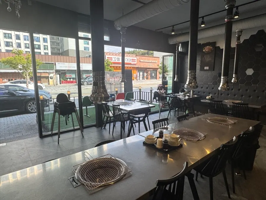 Table and charcoal grill seating at Hong-i-jip Ilgwang
