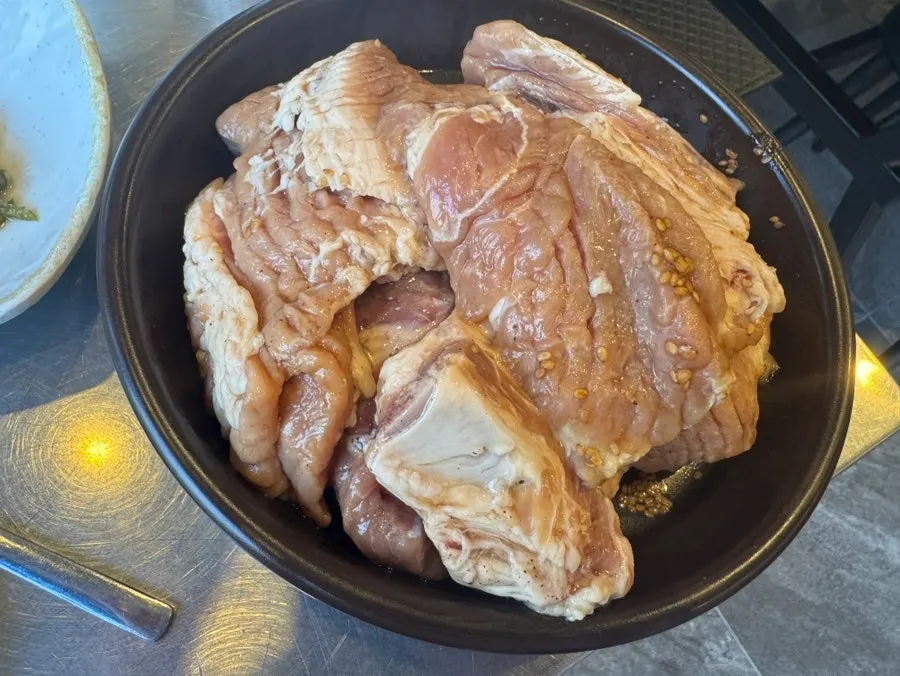 Table setting with the ordered 1kg of marinated pork ribs