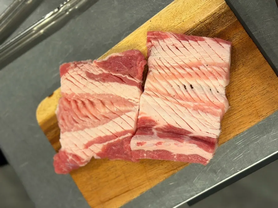 세팅된 생갈비 2인분과 양념갈비 3인분