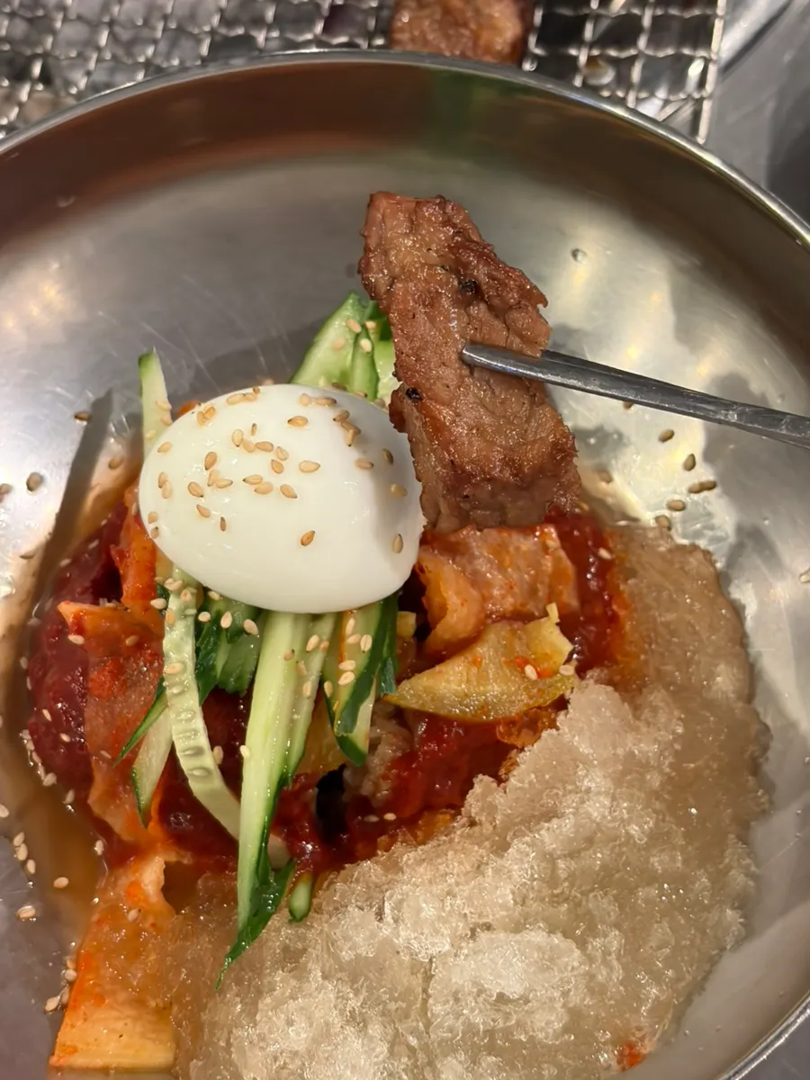 식사로 주문한 비빔냉면