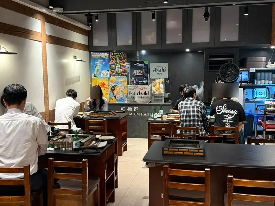 Full view of the interior of Hongkyojip Jamsil