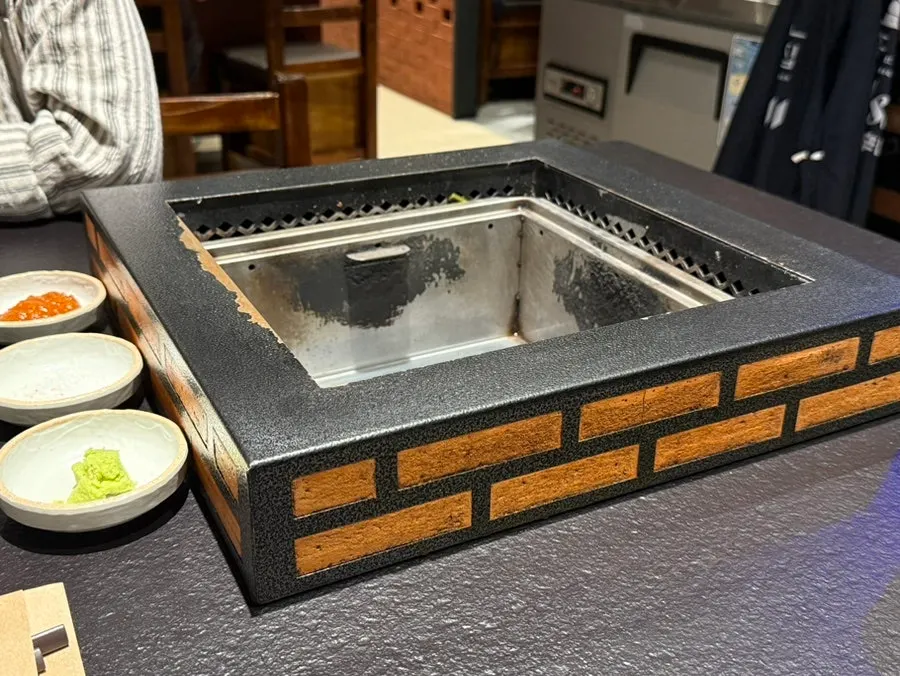 Chimney-like structure surrounding the grill plate