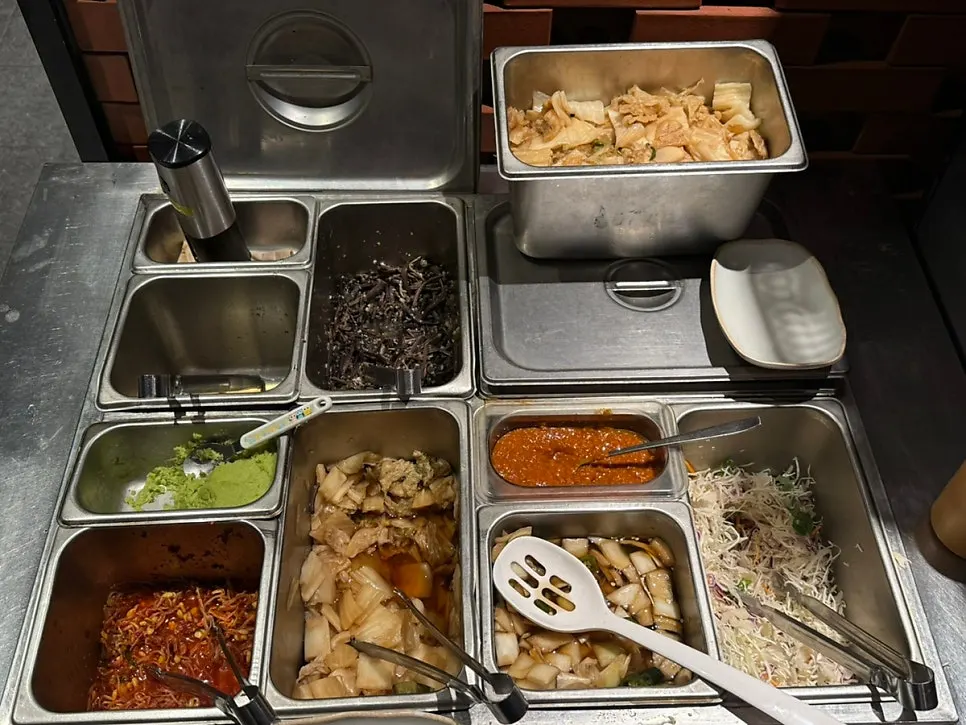 Self-serve bar for grabbing extra side dishes