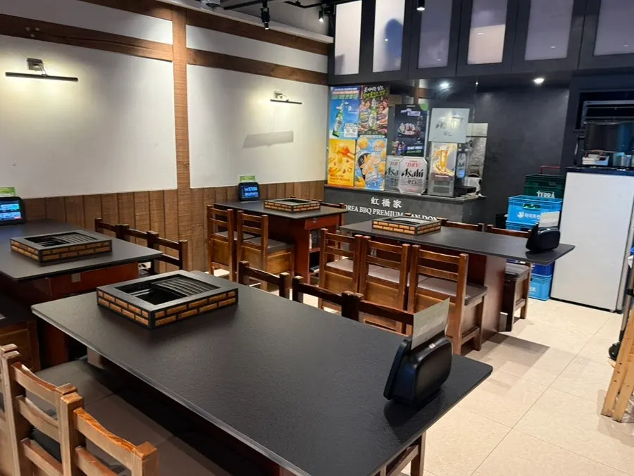 Spacious interior of Hongkyojip Jamsil