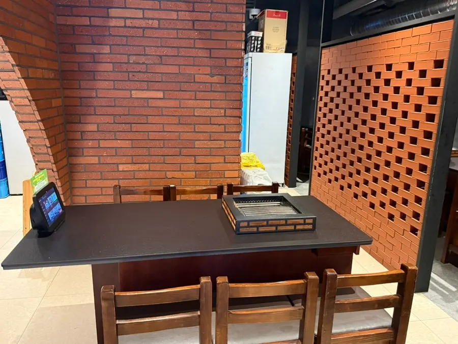Interior of Hongkyojip Jamsil with generous table spacing
