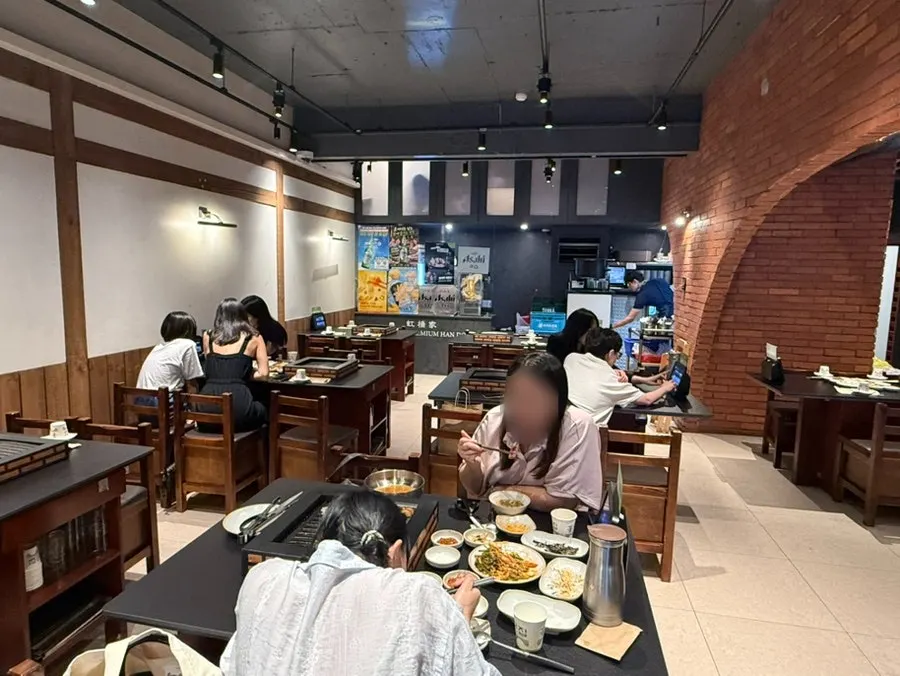 Table with a chimney-like grill structure