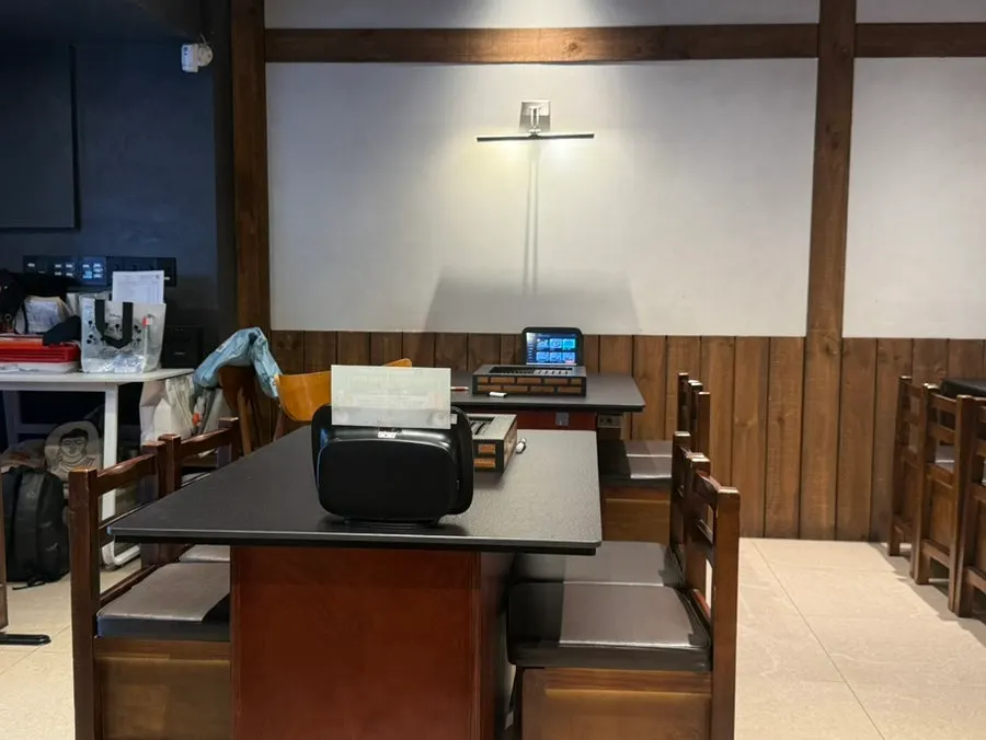Seating and interior at Hongkyojip Jamsil