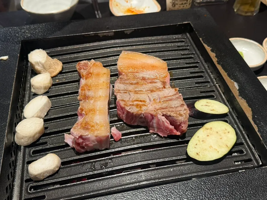 Staff cutting and grilling the thin-cut pork neck