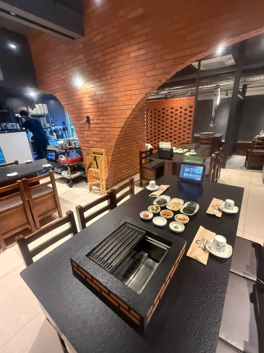 Entrance of Hongkyojip Jamsil, a grilled meat restaurant near Jamsil Station