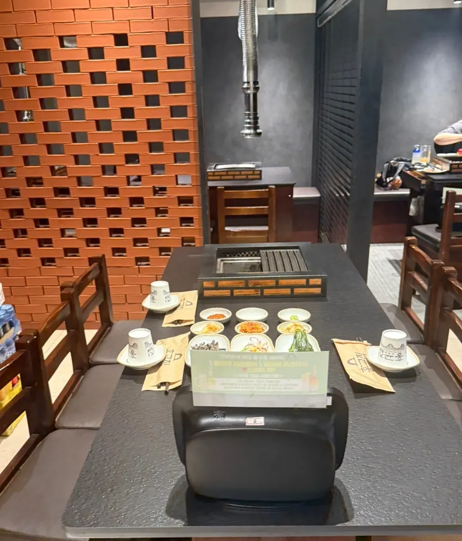Interior of Hongkyojip Jamsil with group seating and private room