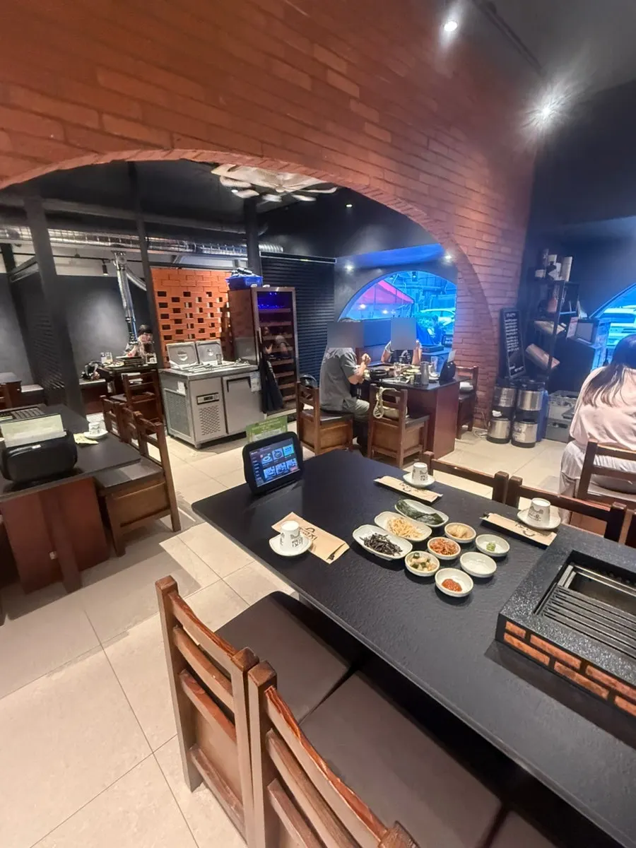 Seating at Hongkyojip Jamsil suitable for family groups