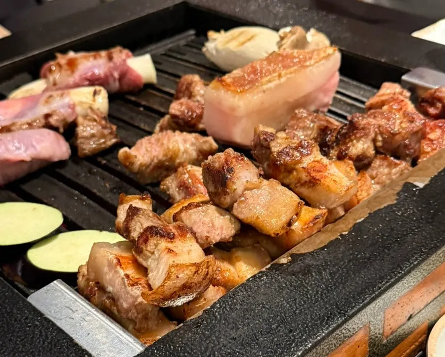 Final spread of grilled meat at Hongkyojip Jamsil