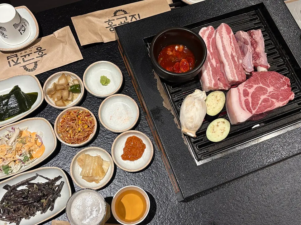 불판이 놓인 고깃집 테이블