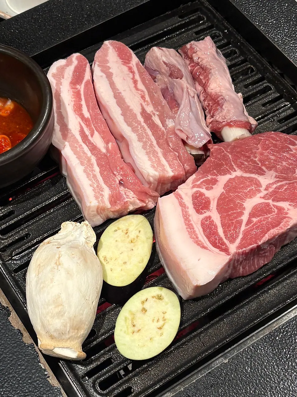 버섯 가지와 함께 굽는 두툼한 고기
