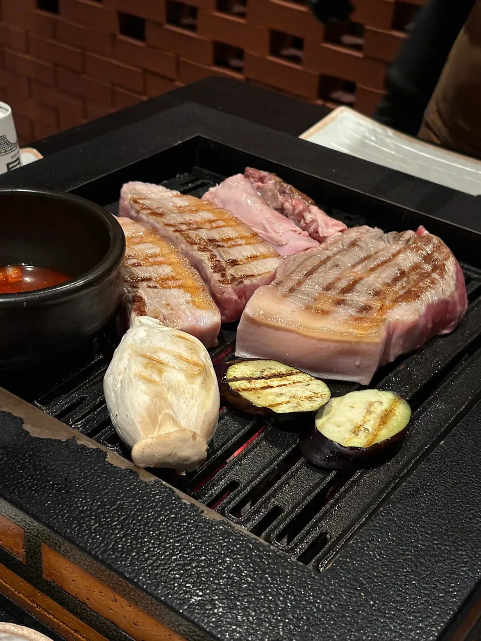불판에서 부위별로 구워지는 고기