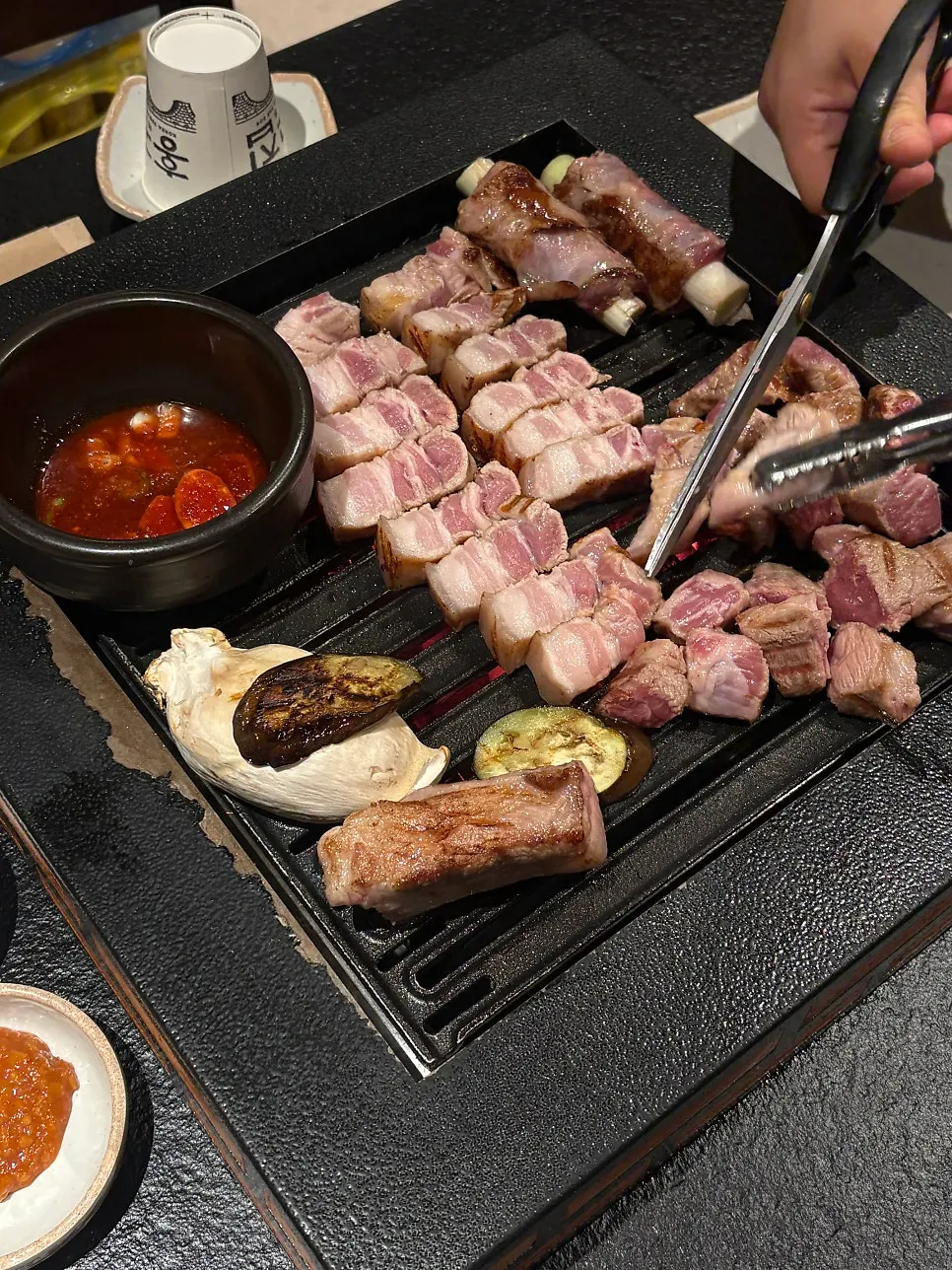 직원이 직접 구워주는 고기 불판
