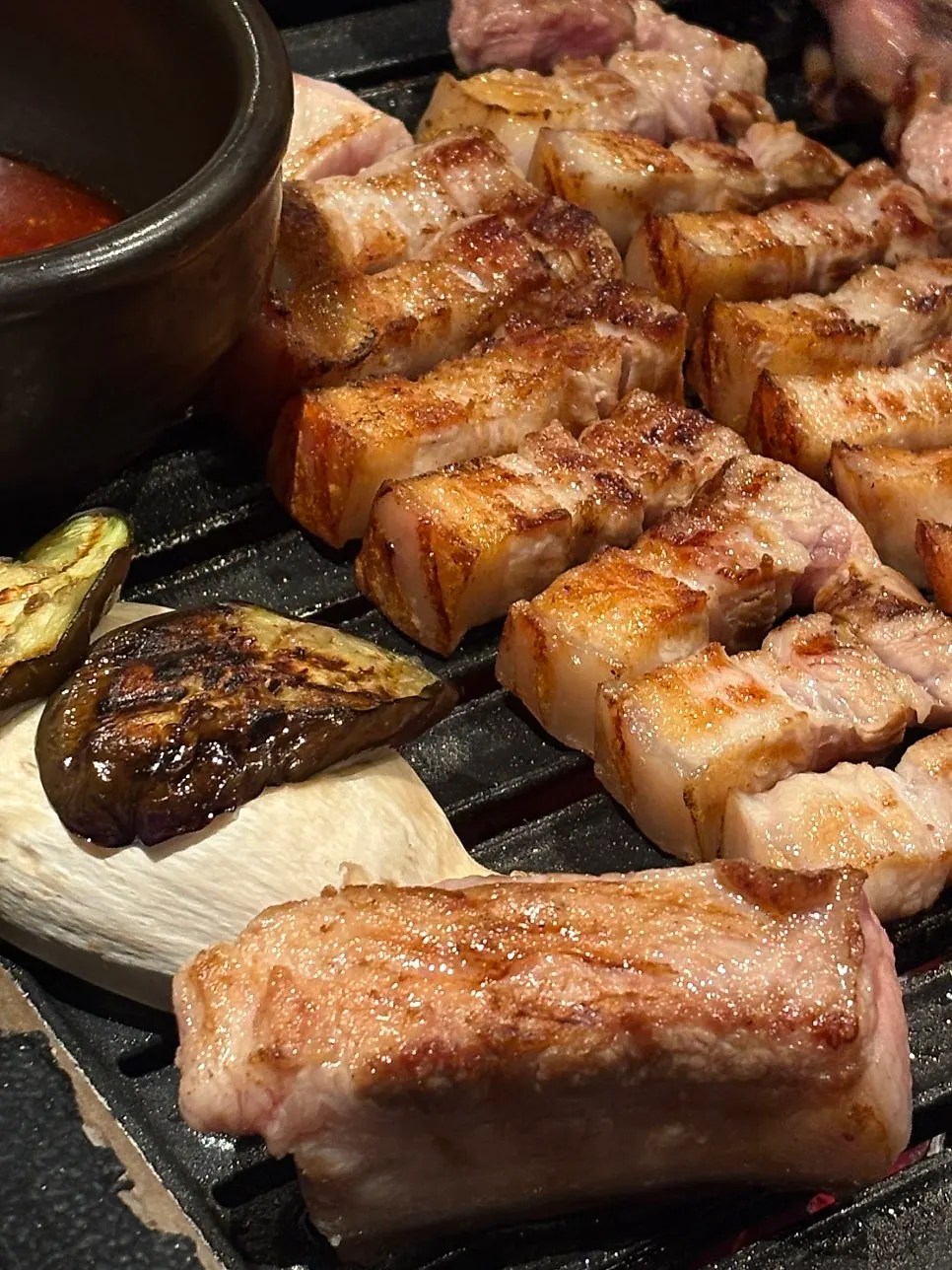 먹기 좋게 잘린 오겹살 구이