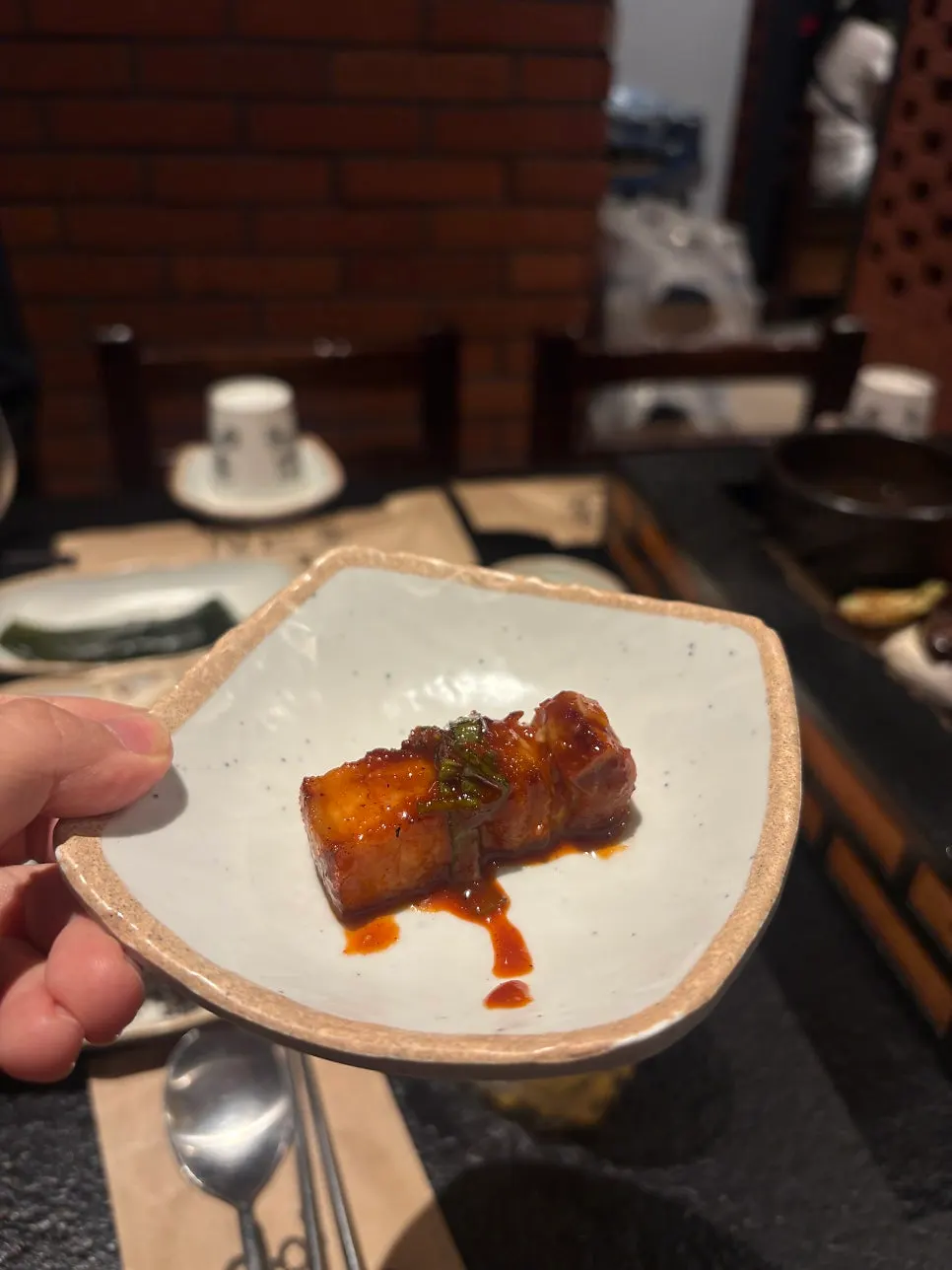 육장소스에 담근 오겹살 한 점