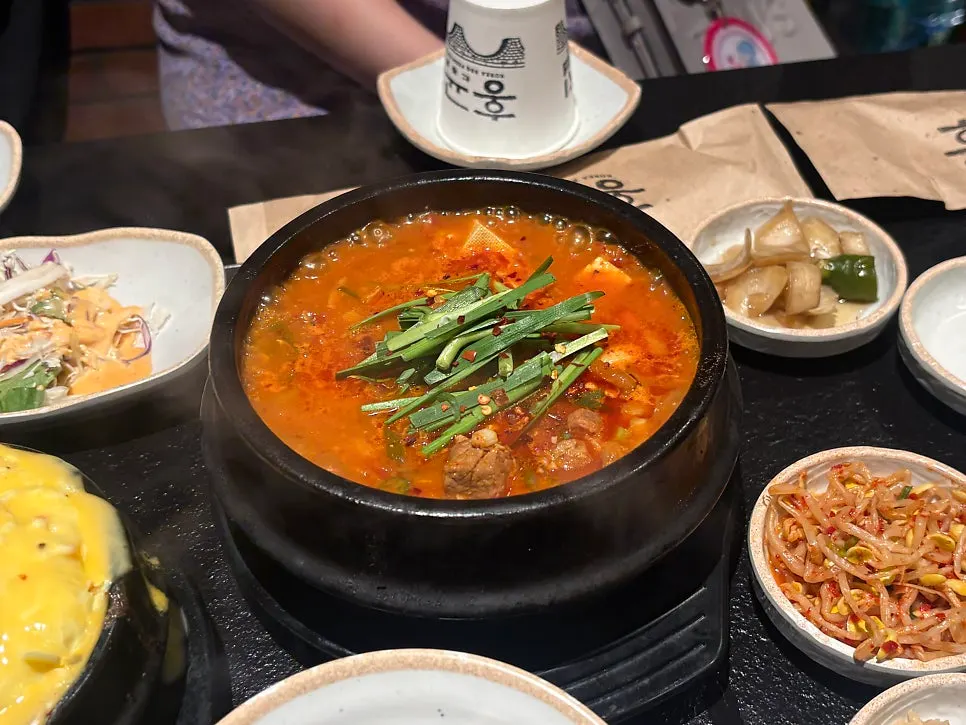 고기김치찌개와 지단폭탄냉면 식사류