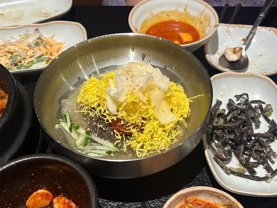양 많은 지단폭탄냉면 한 그릇