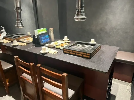 간격이 여유로운 홍교집 홀 테이블