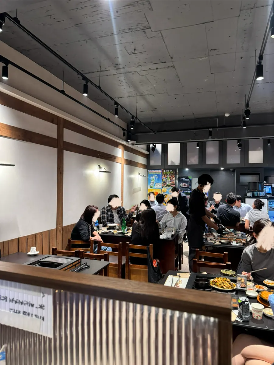 Entrance of Hongkyojip Jamsil crowded with weekday evening dinner groups